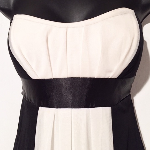 🛍Black & White Strapless Shift Dress🛍 - Picture 3 of 5